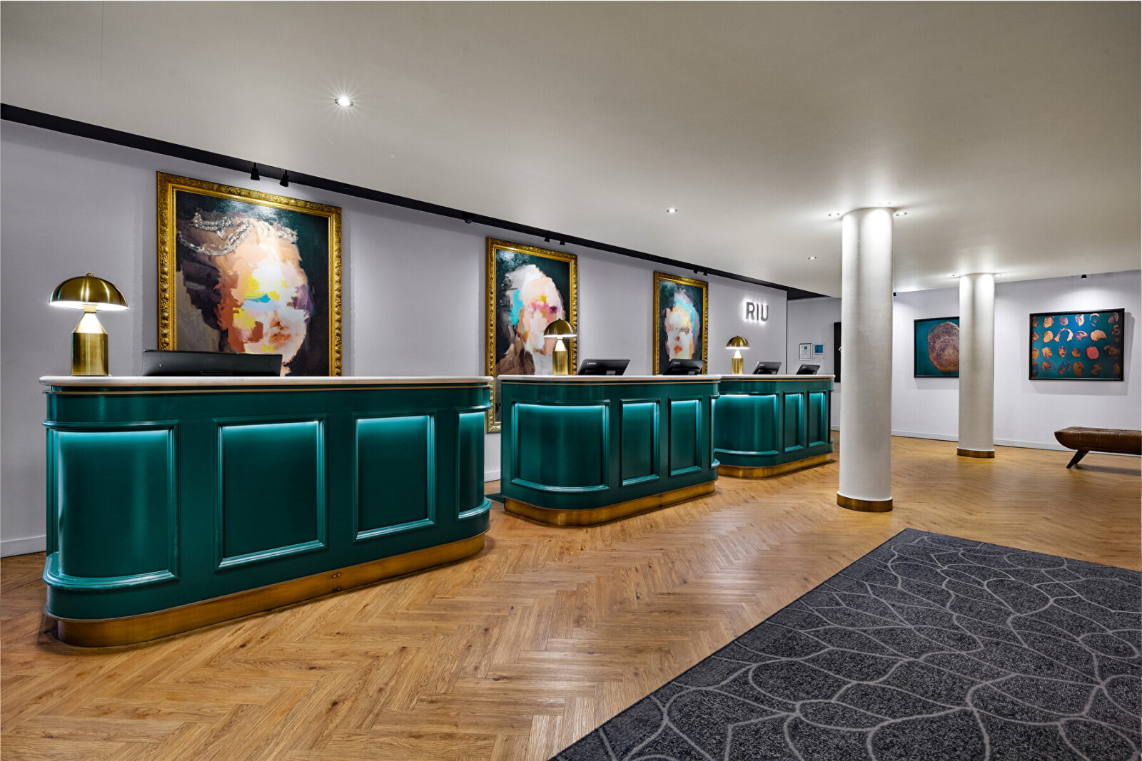 Rezeption des Hotels Riu Plaza London The Westminster.