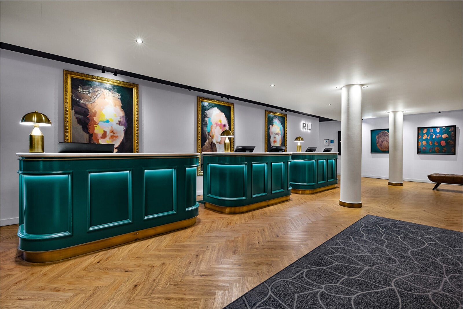 Recepción del hotel Riu Plaza London The Westminster