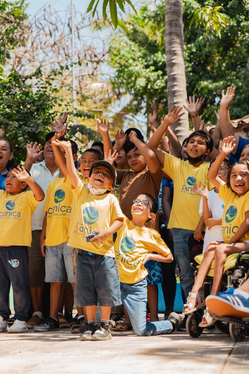 Niños contentos colaboración RIU con canica Vallarta