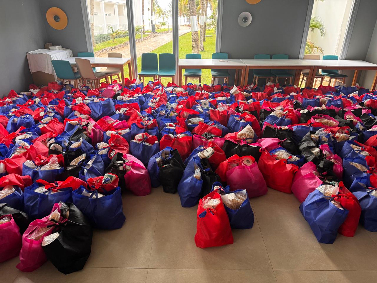 Bolsas con alimentos y productos de primera necesidad preparadas para repartir entre los empleados de la cadena hotelera RIU, en Jamaica, tras el paso del huracán Melissa
