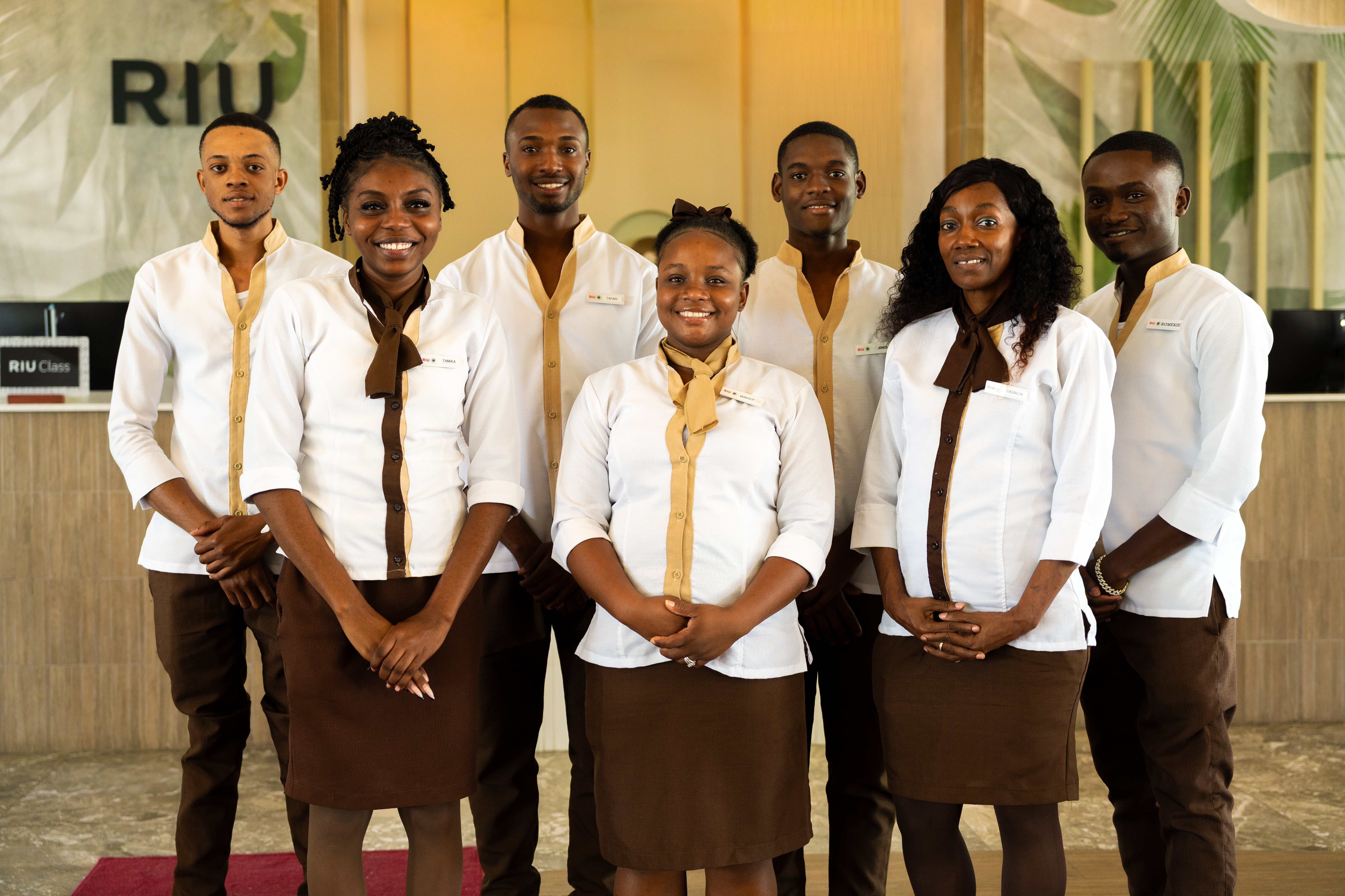 Representación de los equipos de recepción de los hoteles RIU en Jamaica