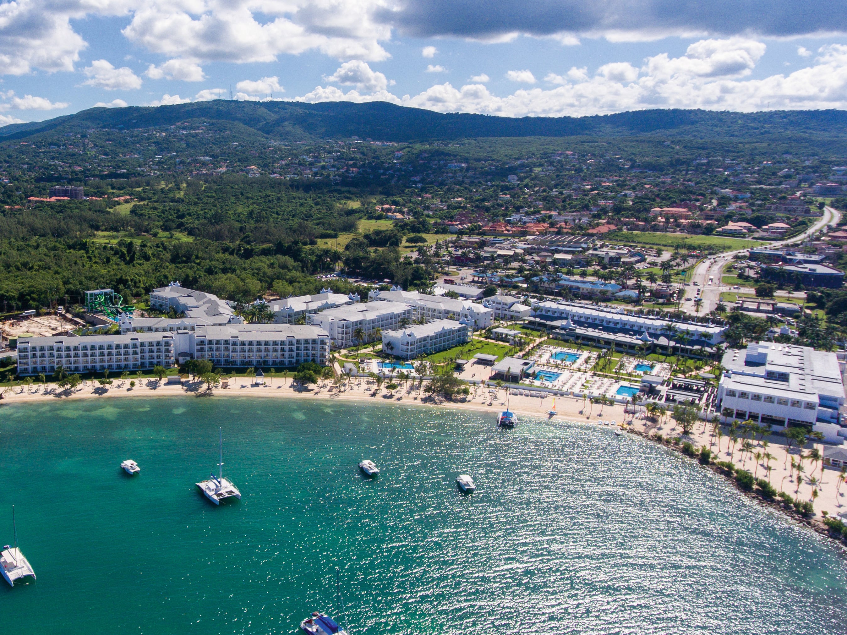 Luftaufnahme des Hotels Riu Montego Bay in Jamaika von der Küste aus