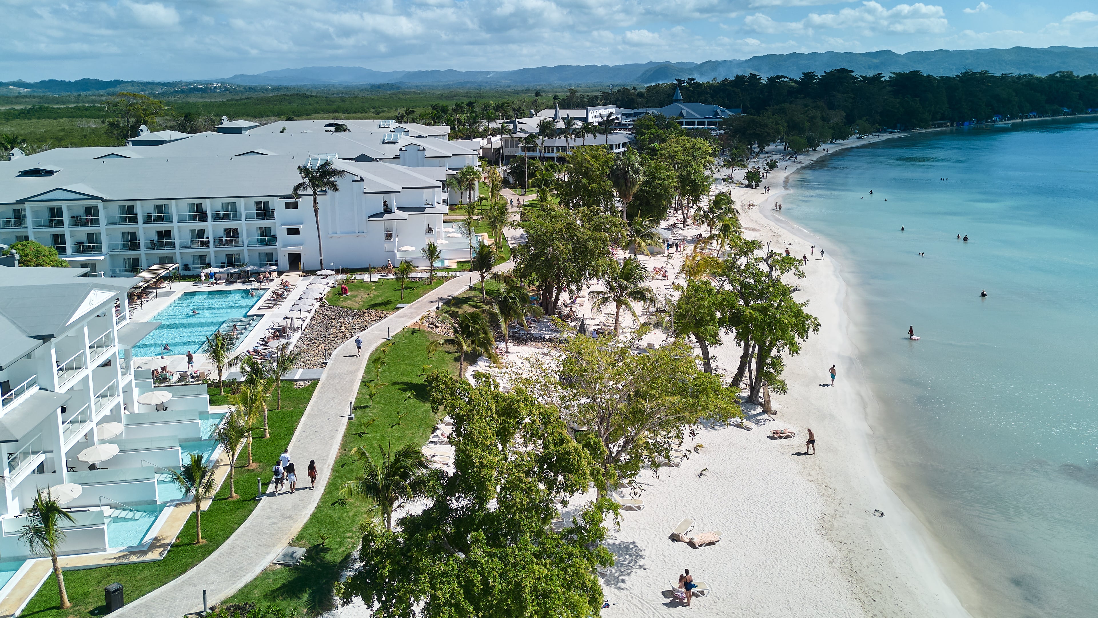 Zona de playa y piscinas del hotel Riu Negril, en Jamaica