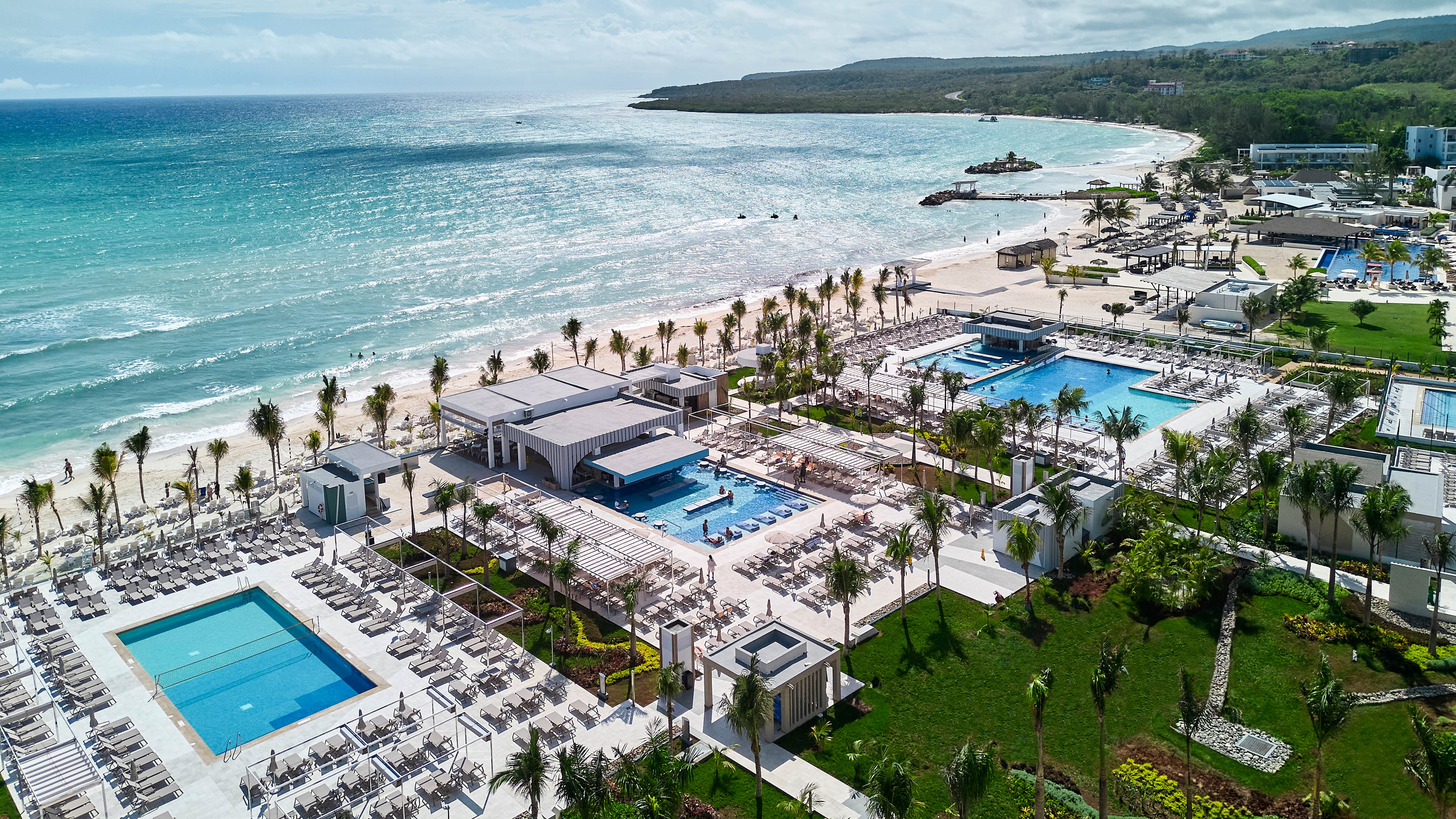 Zona de playa y piscinas del hotel Riu Palace Aquarelle, en Jamaica