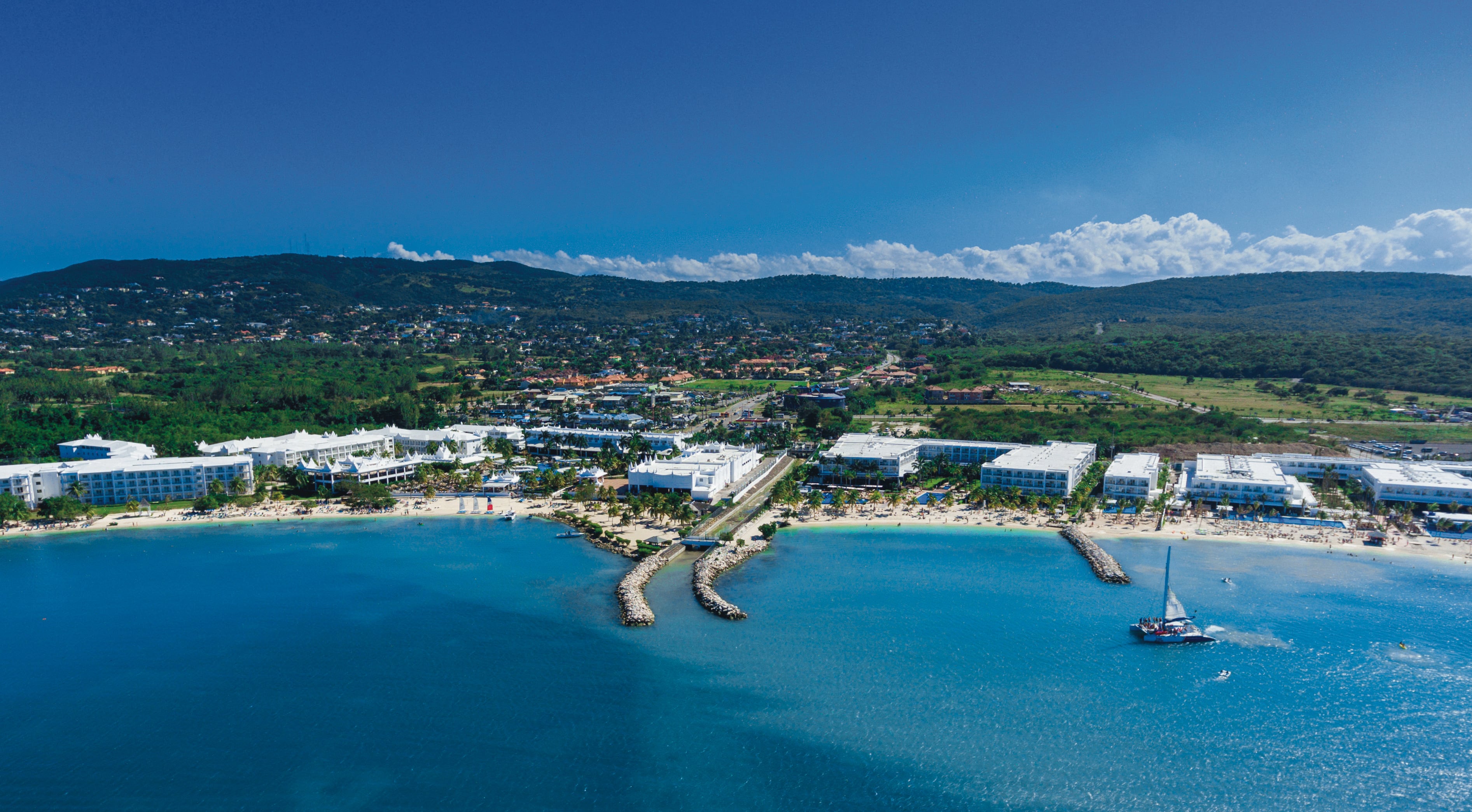 Luftaufnahme des Hotels Riu Reggae in Jamaika von der Küste aus.