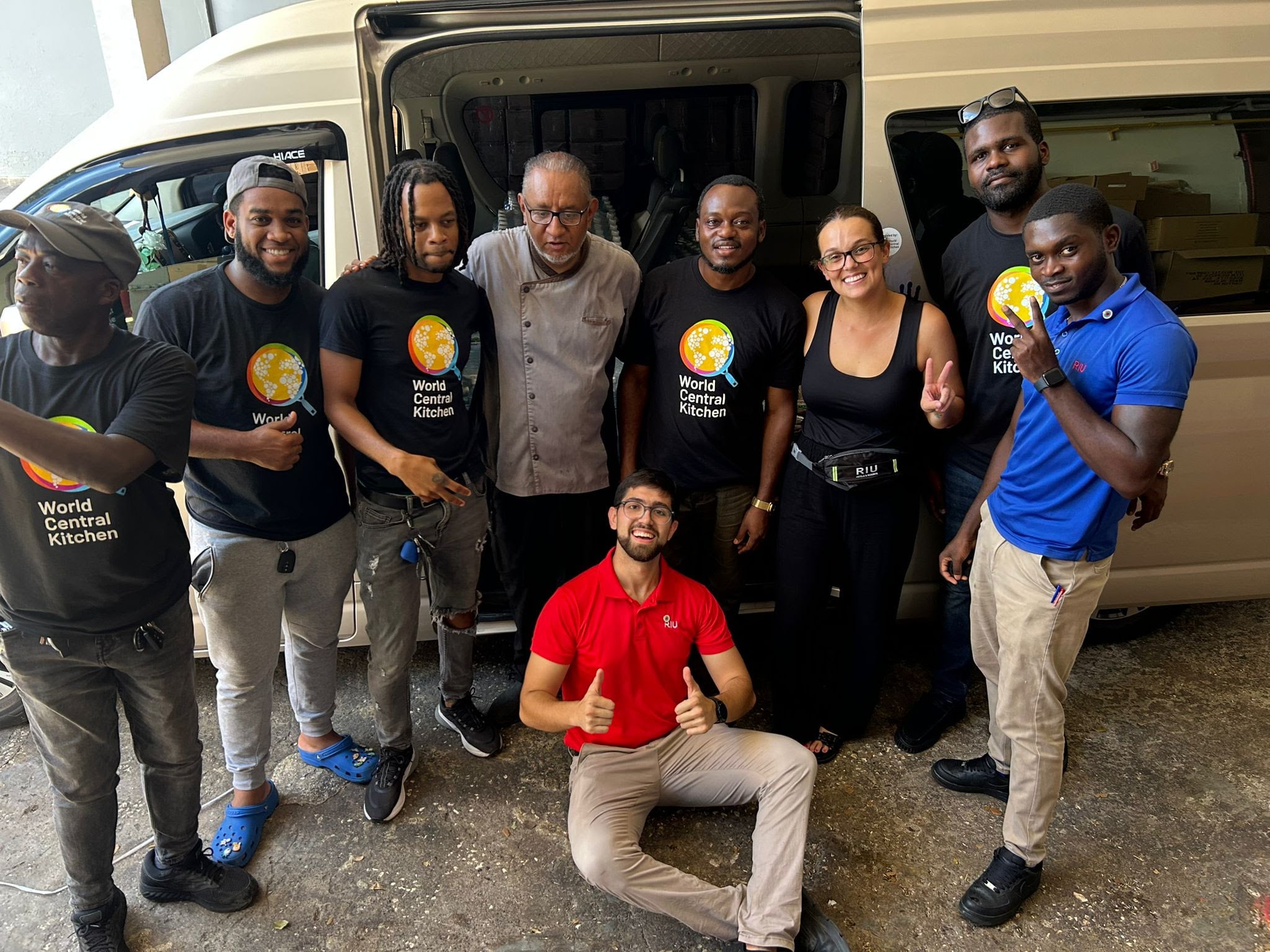 Equipo de los hoteles Riu Montego Bay y Riu Negril y la ONG World Central Kitchen implicado en la distribución de raciones de comida tras el paso del huracán Melissa en 2025