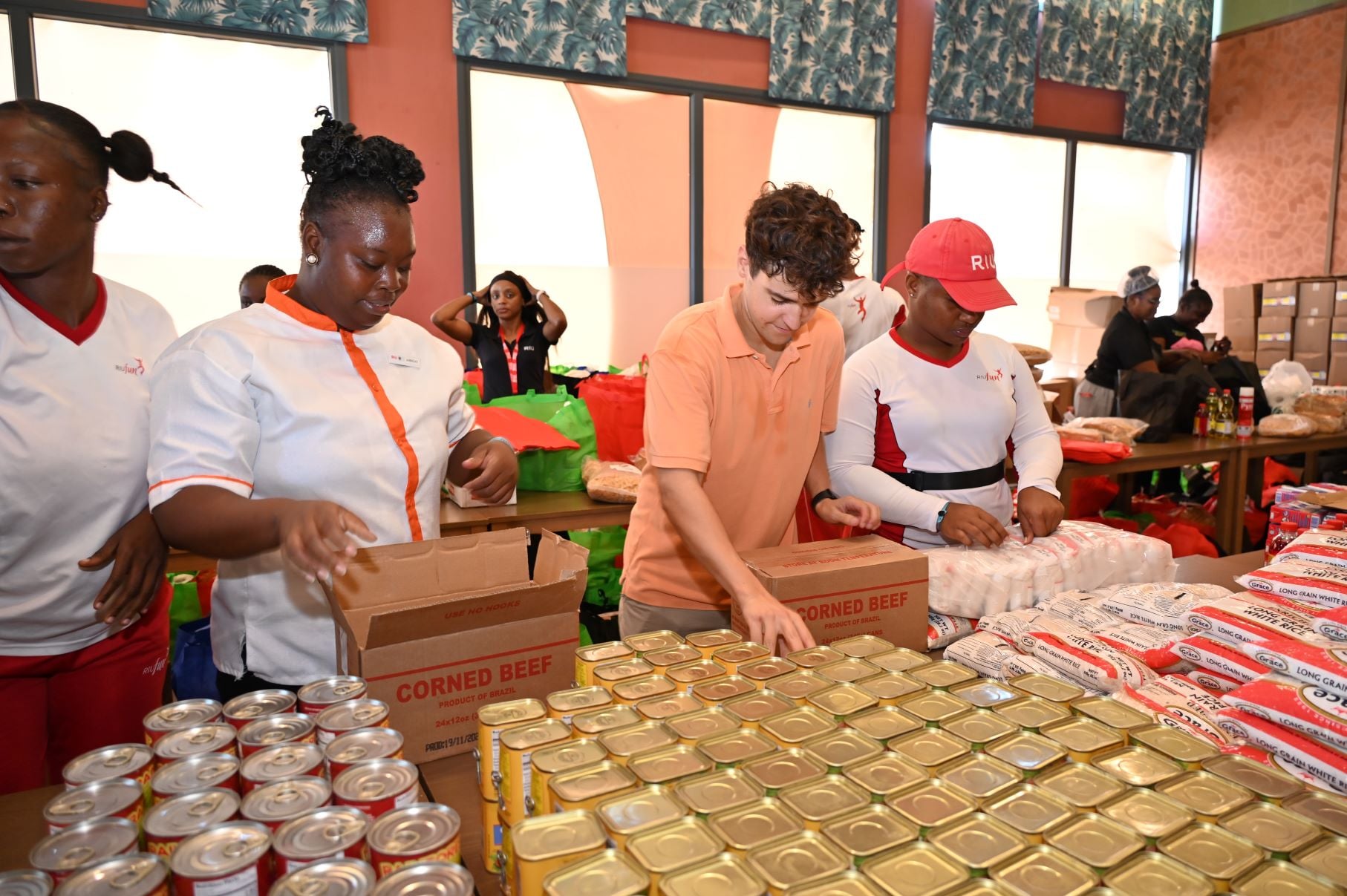 Organización del reparto de alimentos y productos de primera necesidad a los empleados de la cadena hotelera RIU, en Jamaica, tras el paso del huracán Melissa