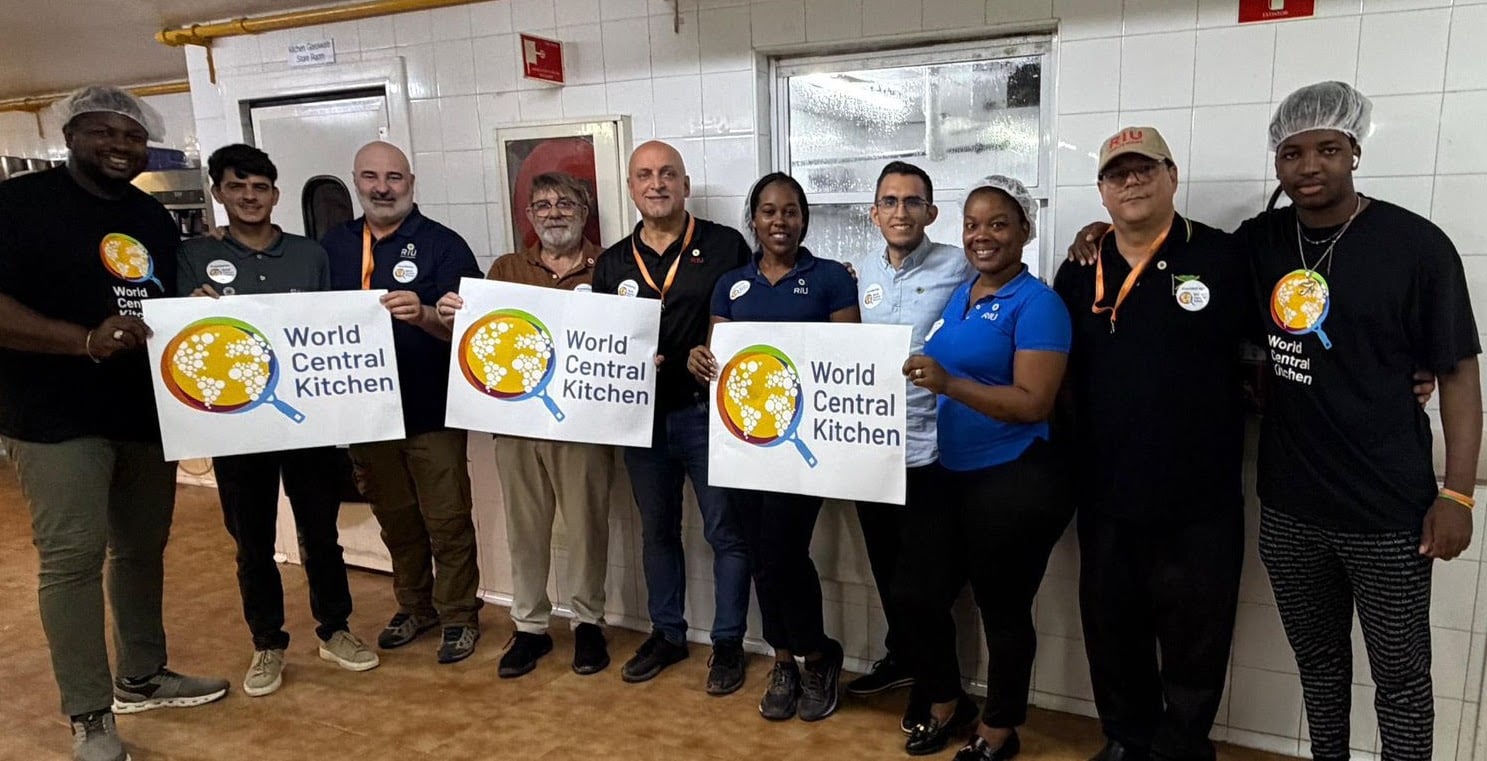 Gemeinsames Team der Hotels Riu Montego Bay und Riu Negril sowie der NRO World Central Kitchen bei der Verteilung von Mahlzeiten nach dem Durchzug des Hurrikans Melissa im Jahr 2025.