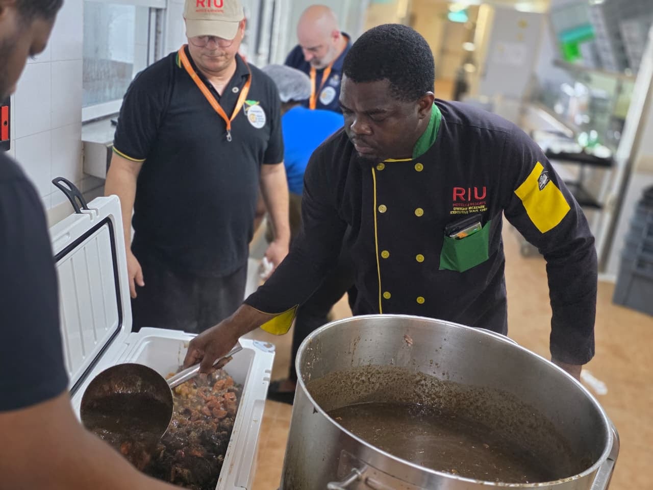 Zusammenarbeit des Teams der Hotels Riu Montego Bay und Riu Negril mit der NRO World Central Kitchen bei der Verteilung von Mahlzeiten nach dem Durchzug des Hurrikans Melissa im Jahr 2025.