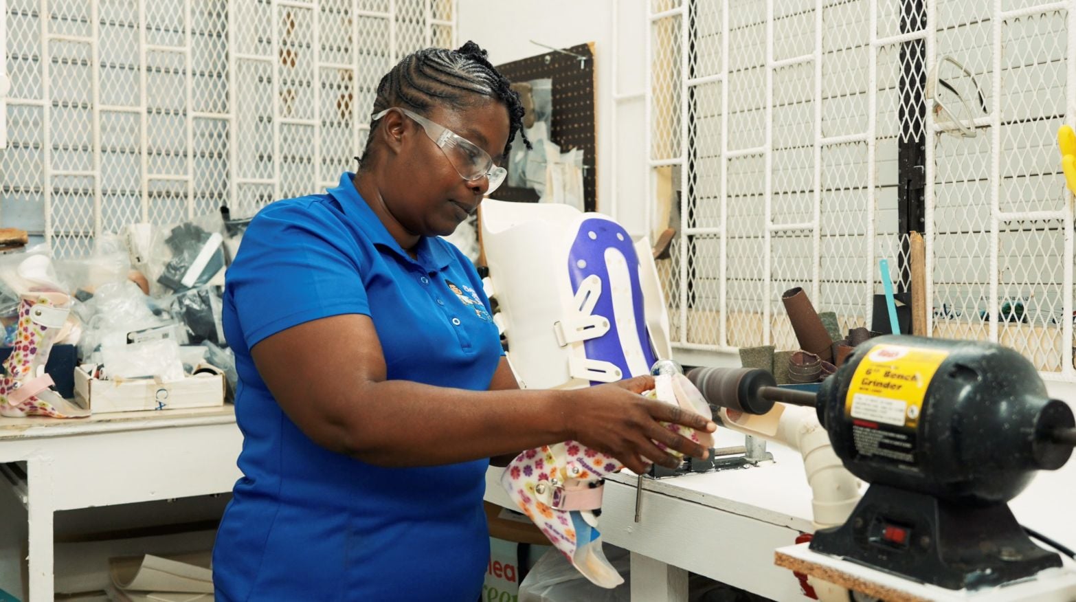 Especialista ajustando una órtesis pediátrica en el taller de la Clínica Ortopédica Negril