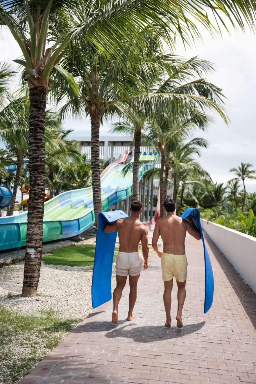 Dos clientes de RIU se dirigen a un tobogán de Splash Water World para lanzarse