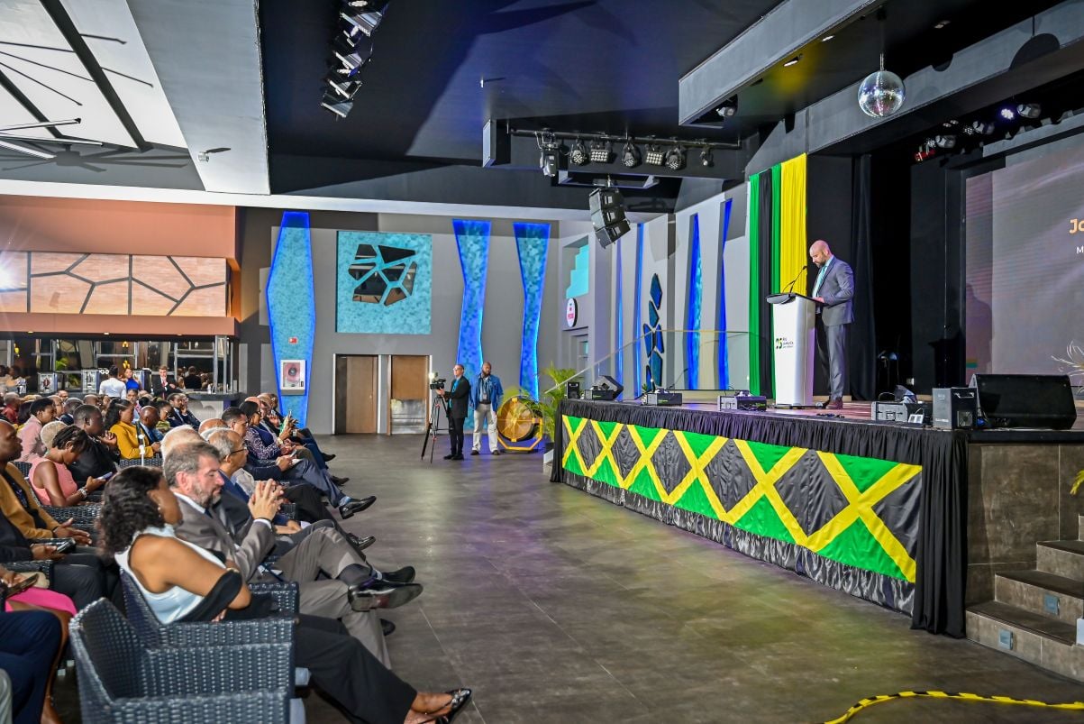 Joan Trian Riu ofreció un discurso durante el evento del 25 aniversario de RIU en Jamaica.