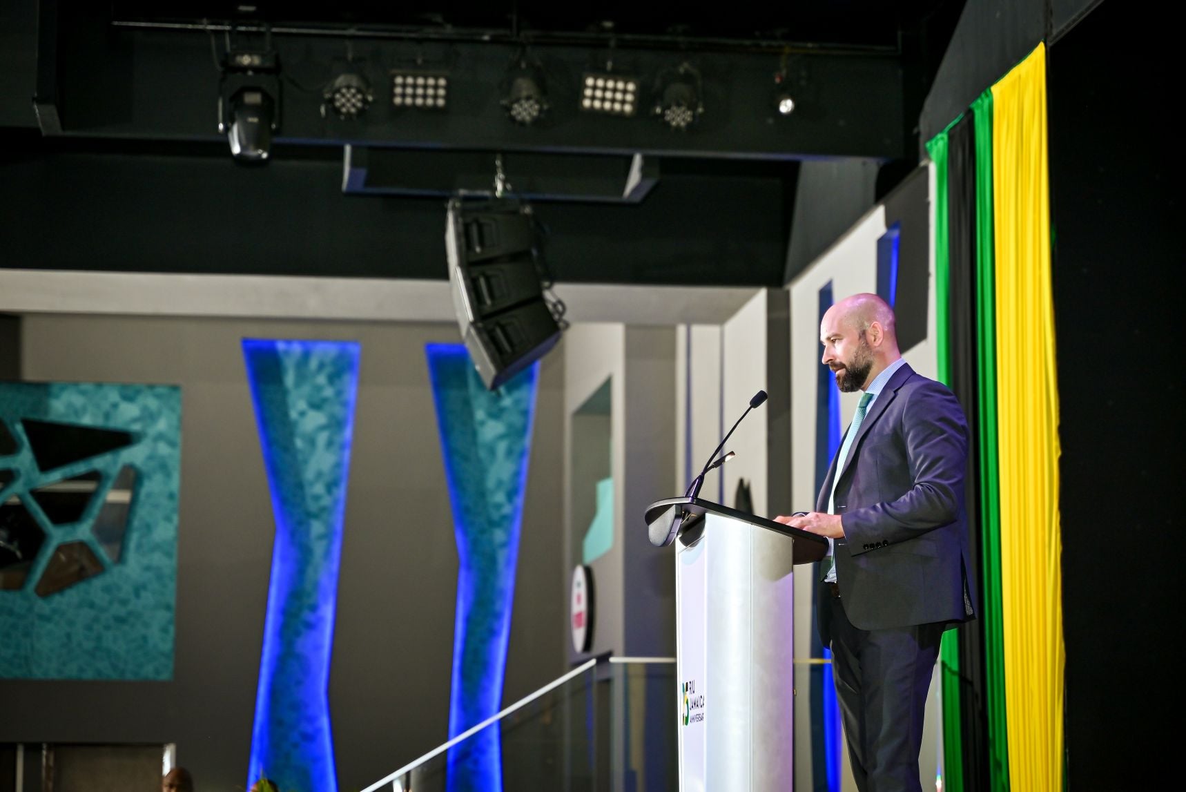 Imagen de Joan Trian Riu durante su discurso en la gala del 25 aniversario de RIU en Jamaica.