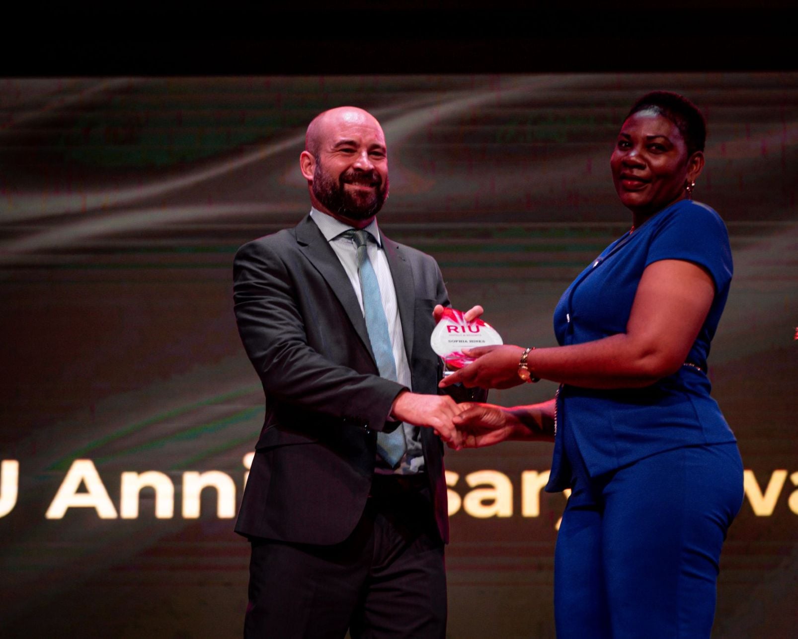 Joan Trian Riu entregando galardones durante la gala del 25 anviersario de RIU en Jamaica.