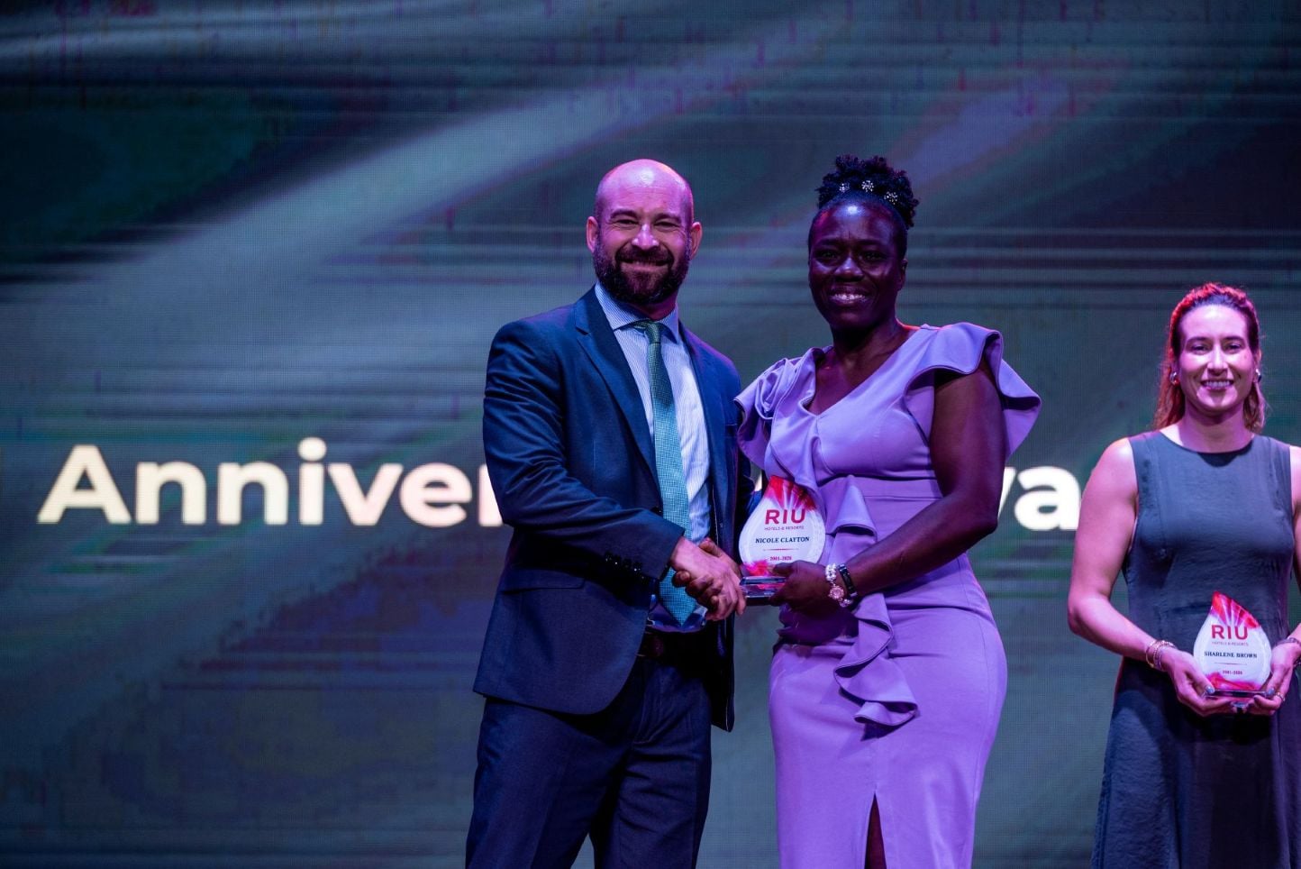 Joan Trian Riu junto a una de las empleadas que fueron premiadas durante el 25 aniversario de RIU en Jamaica.