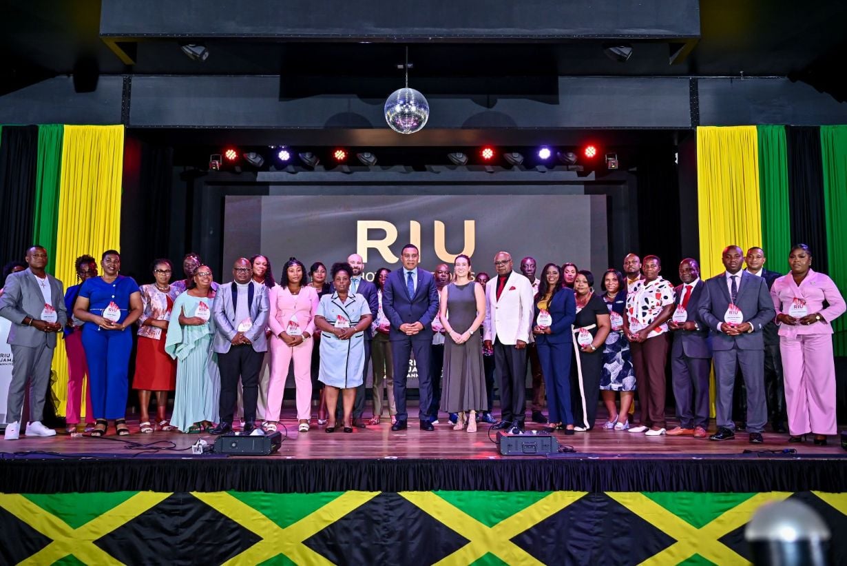 Imagen de los 25 empleados galardonados durante la gala del 25 aniversario de RIU en Jamaica.
