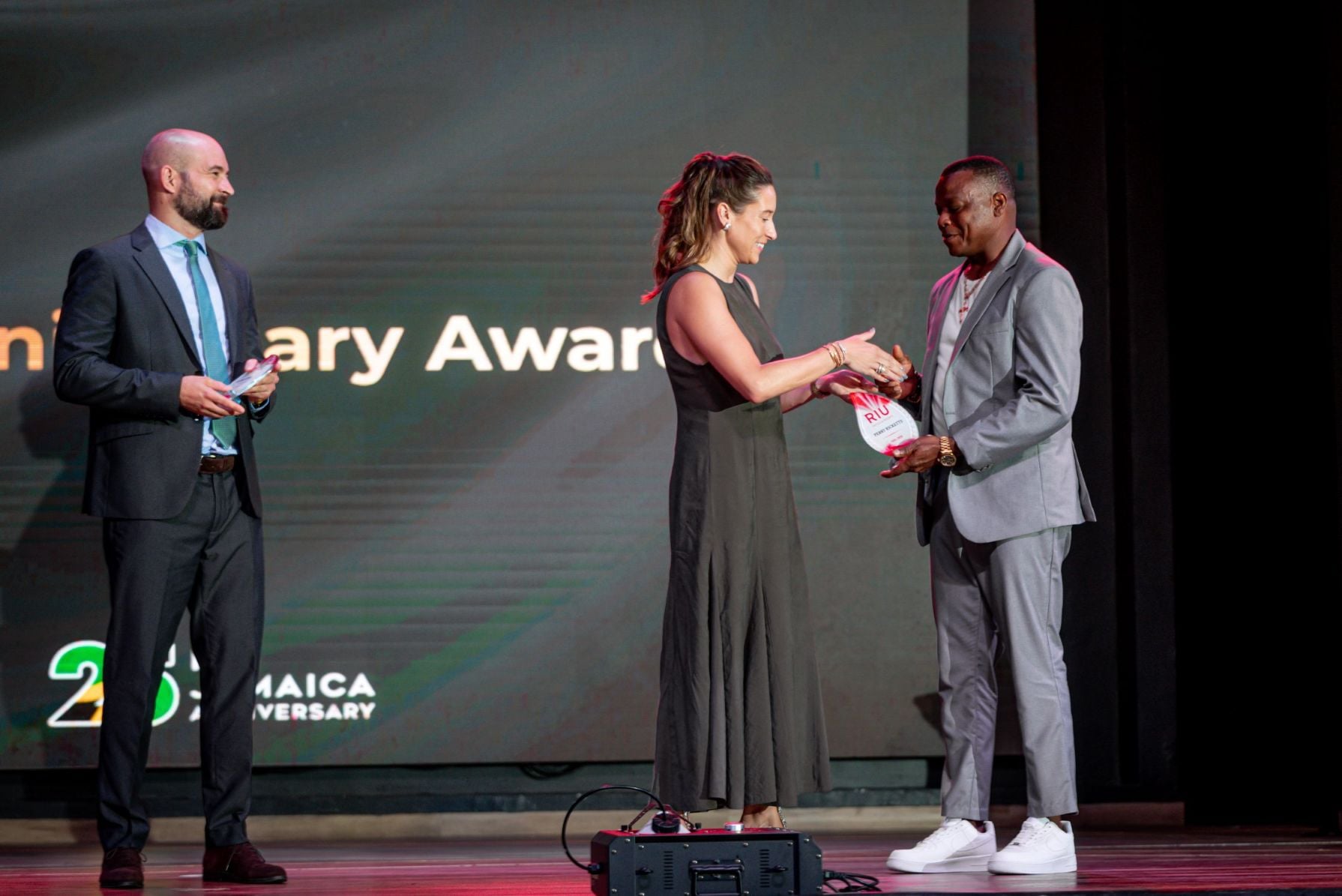 Naomi Riu entregando uno de los premios durante la gala del 25 aniversario de RIU en Jamaica.