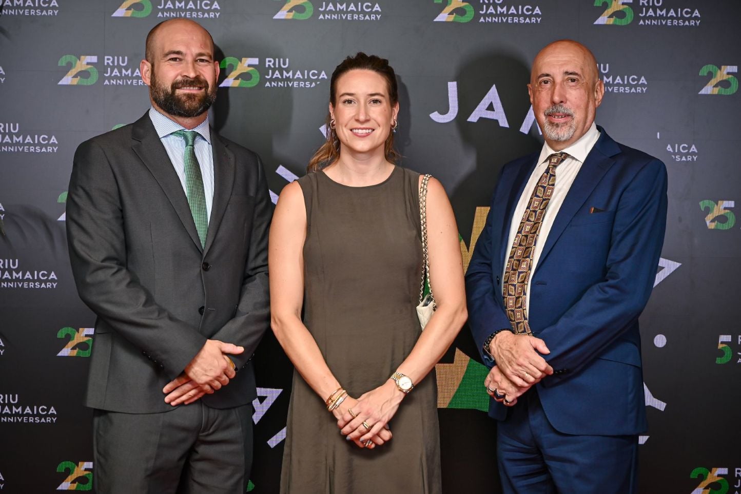 Joan Train Riu, Naomi Riu y el Emabajador de España en Jamaica durante la gala del 25 aniversario de RIU en Jamaica.