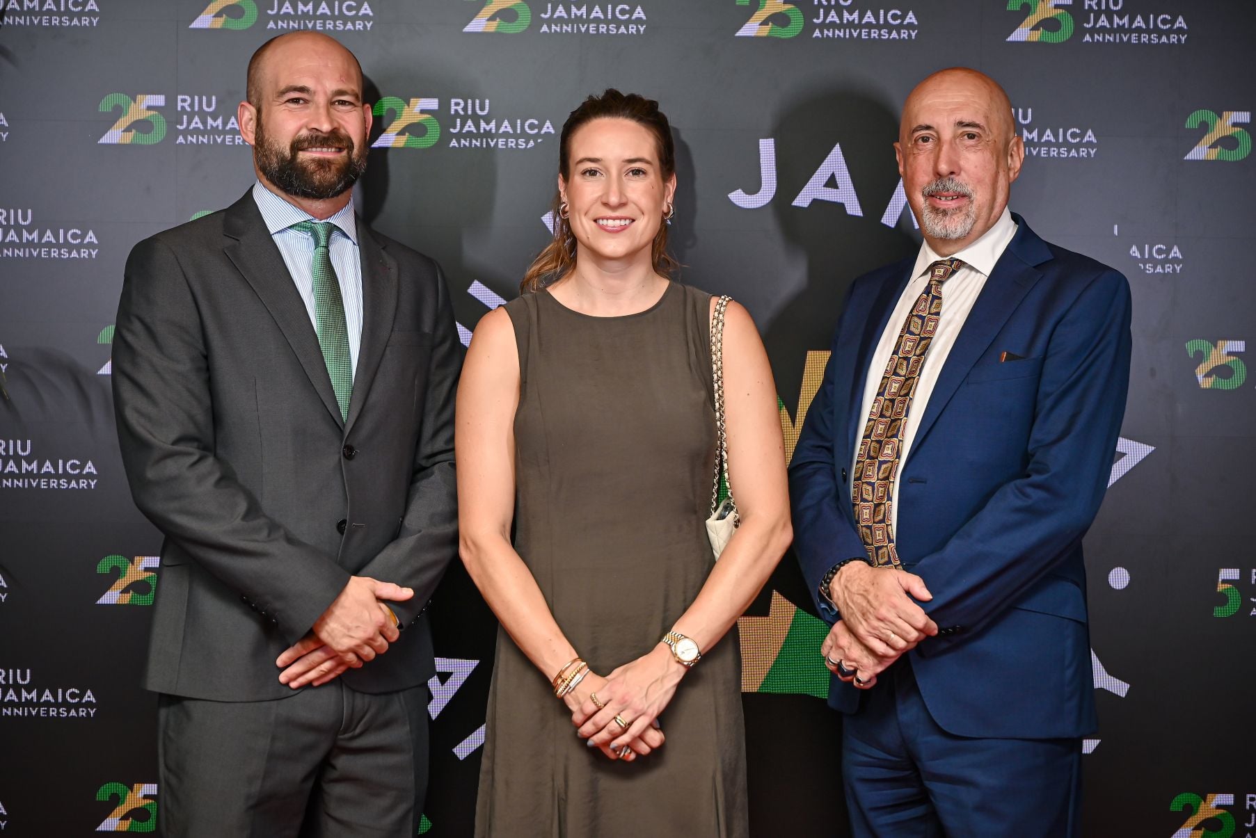 Joan Trian Riu y Naomi Riu con el Embajador de España en Jamaica