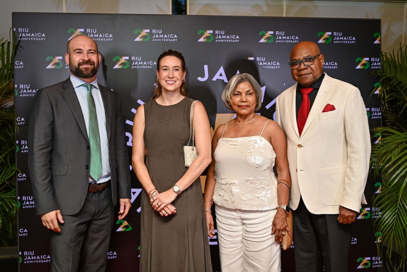 Joan Train Riu, Naomi Riu y el Ministro de Turismo y su esposa durante la gala del 25 aniversario de RIU en Jamaica.