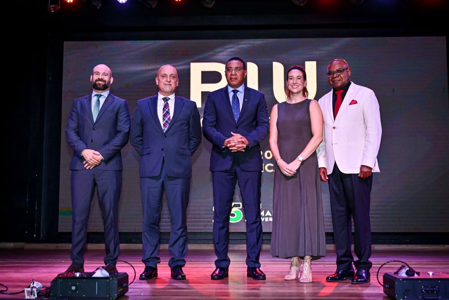 Joan Train Riu y Naomi Riu junto a el Primer Ministro y el Ministro de Turismo durante la gala del 25 aniversario de RIU en Jamaica.
