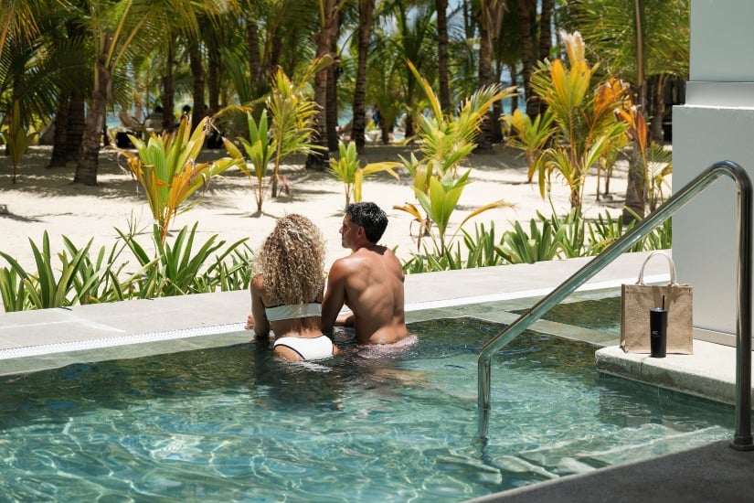 Pareja nadando en una piscina privada Swim-Up en RIU