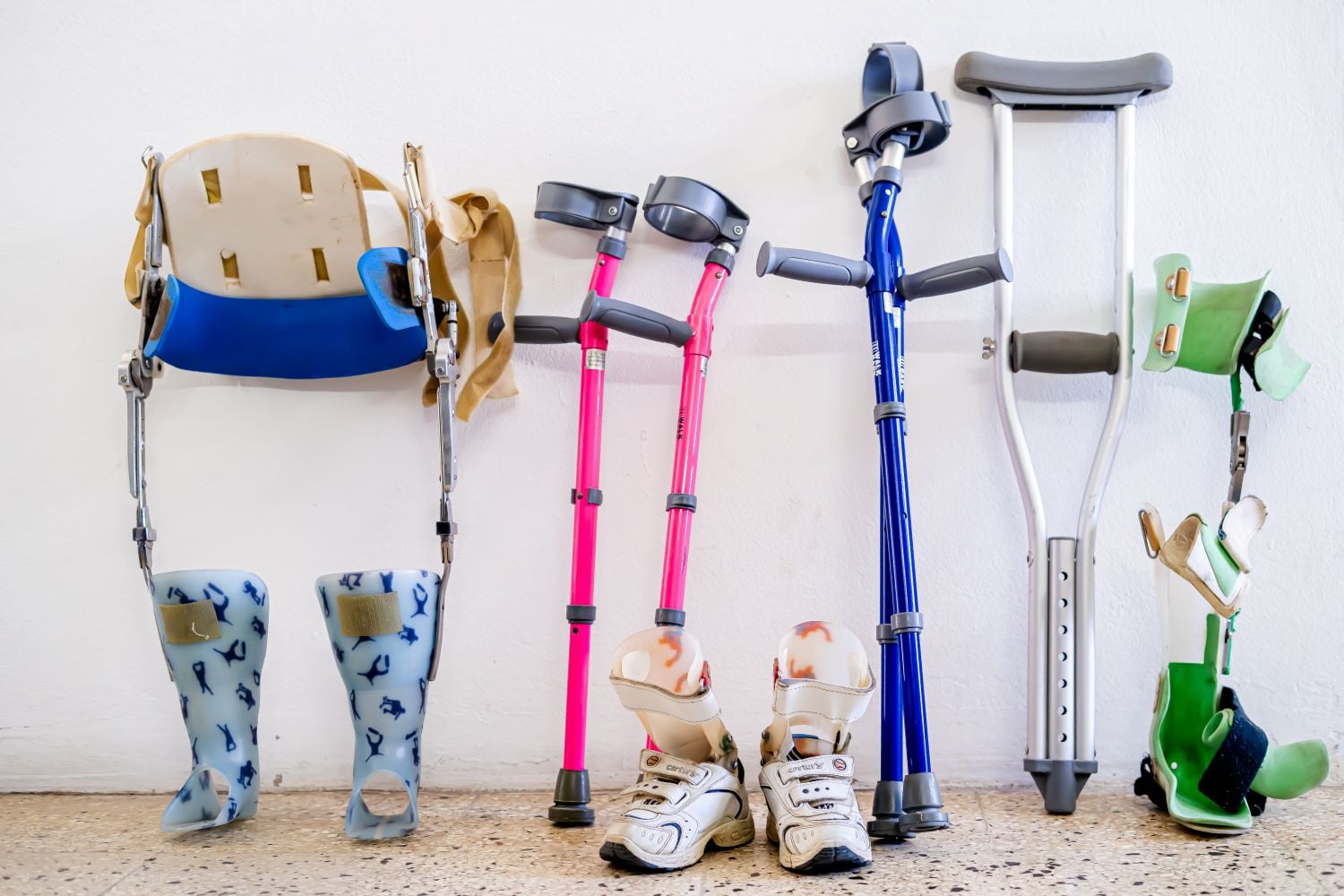 Equipamiento médico ortopédico infantil incluyendo muletas, férulas y calzado adaptado.