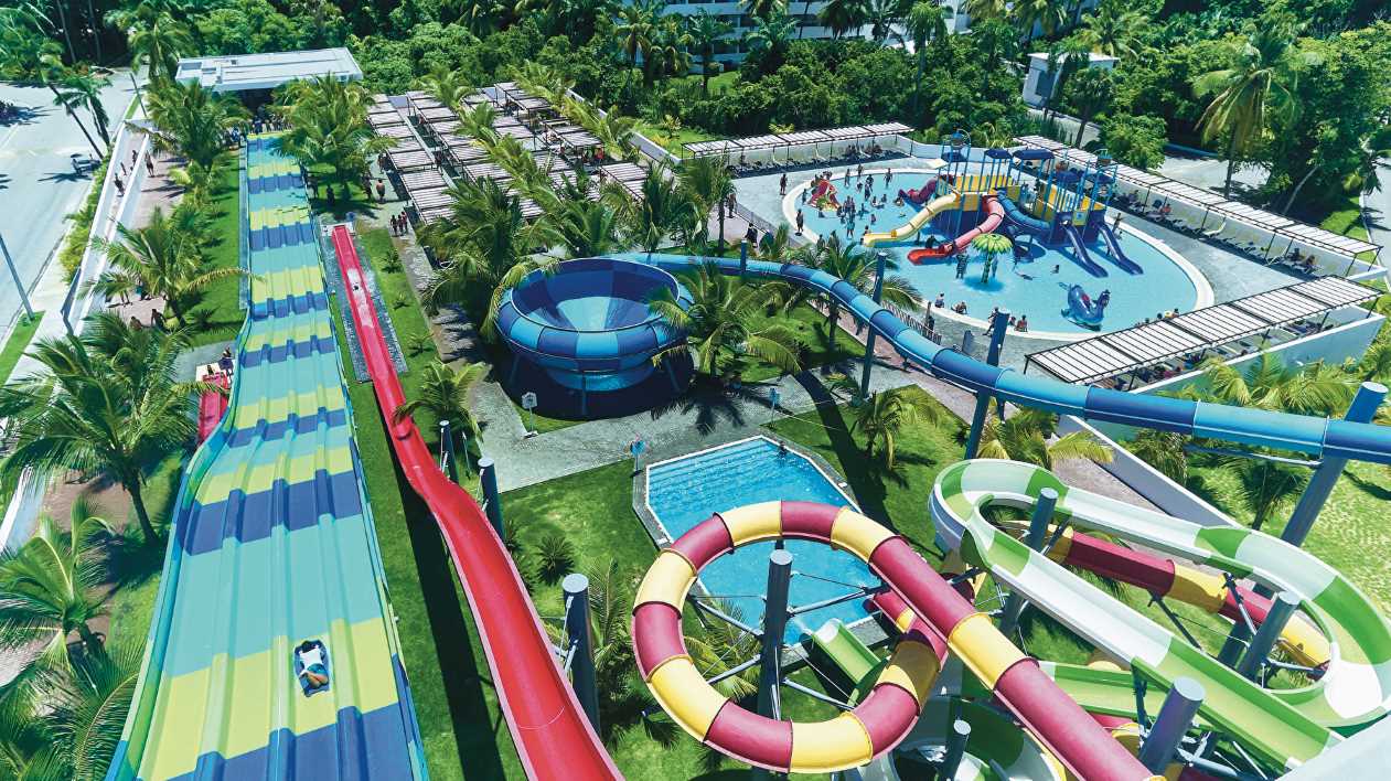 Imagen aérea de un parque acuático Spplash Water World de RIU