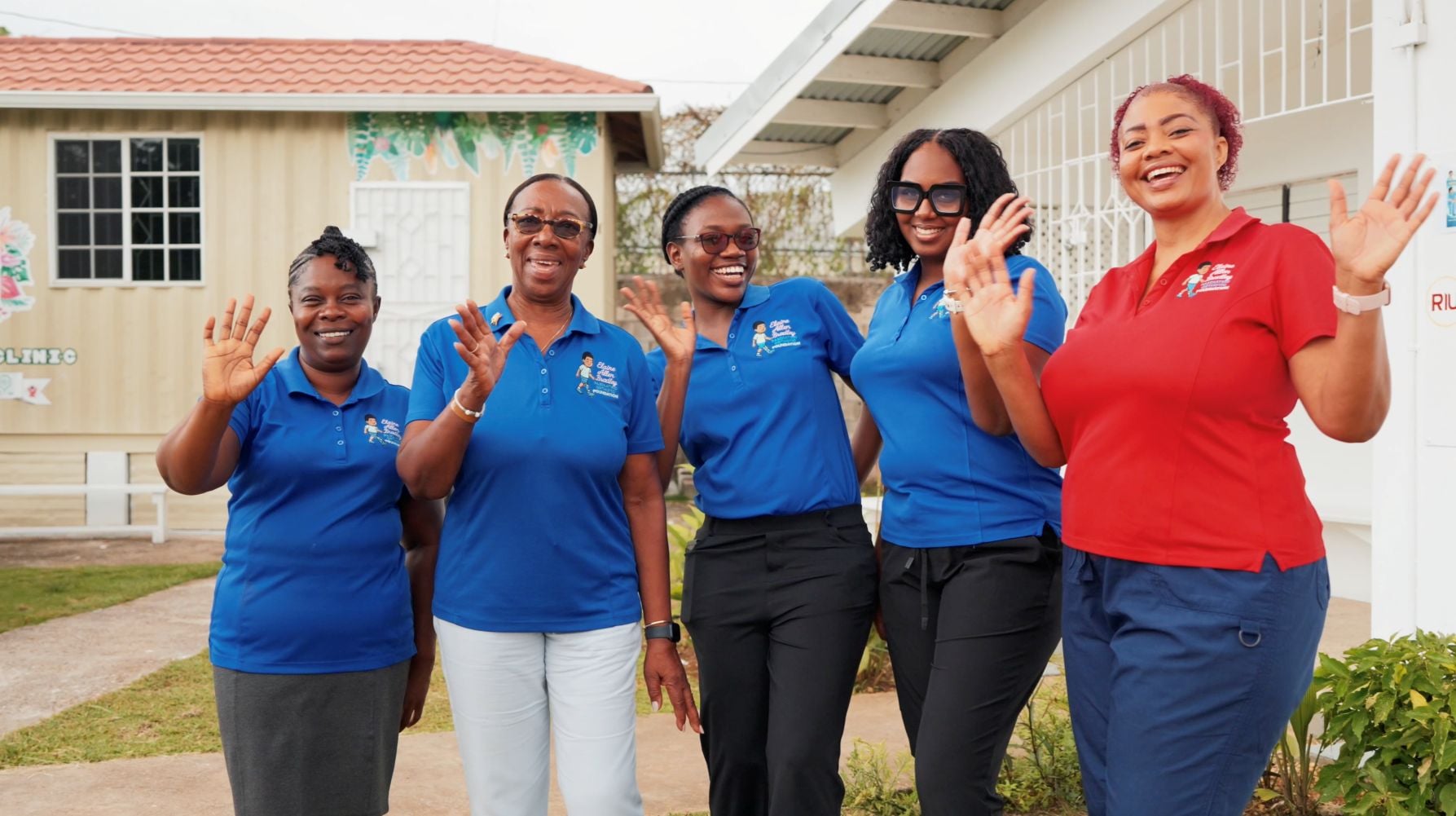 Equipo médico y técnico de la Clínica Ortopédica Negril saludando sonrientes.
