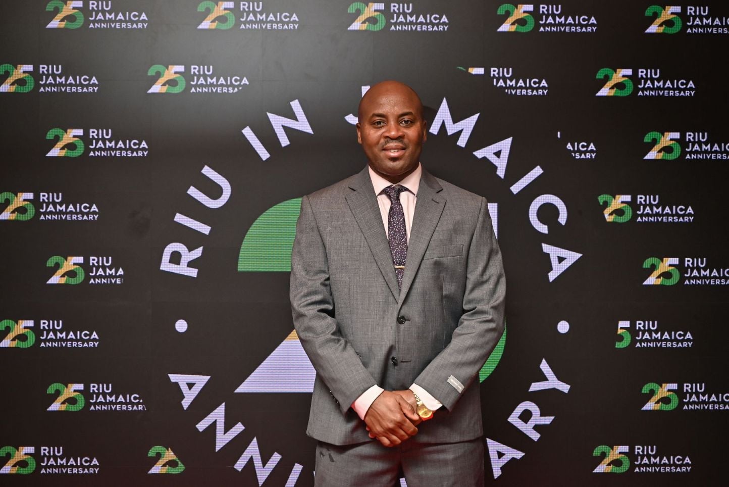 Imagen 2: sesión de fotos en el fotocall del evento del 25 aniversario de RIU de Jamaica.