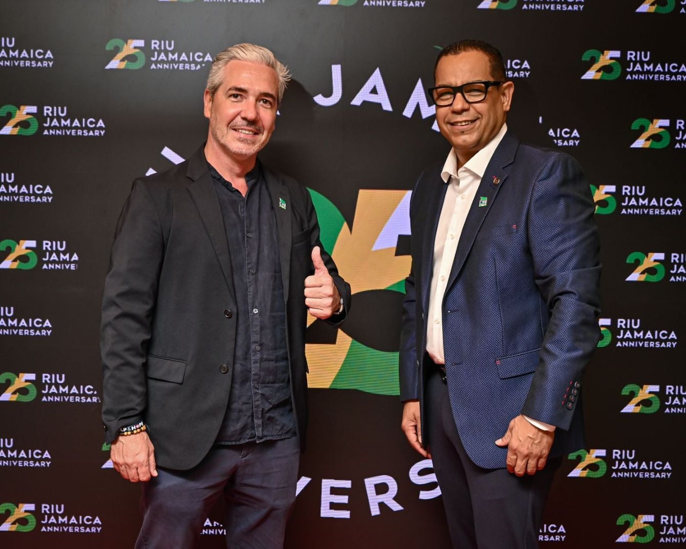 Imagen 10: sesión de fotos en el fotocall del evento del 25 aniversario de RIU de Jamaica.