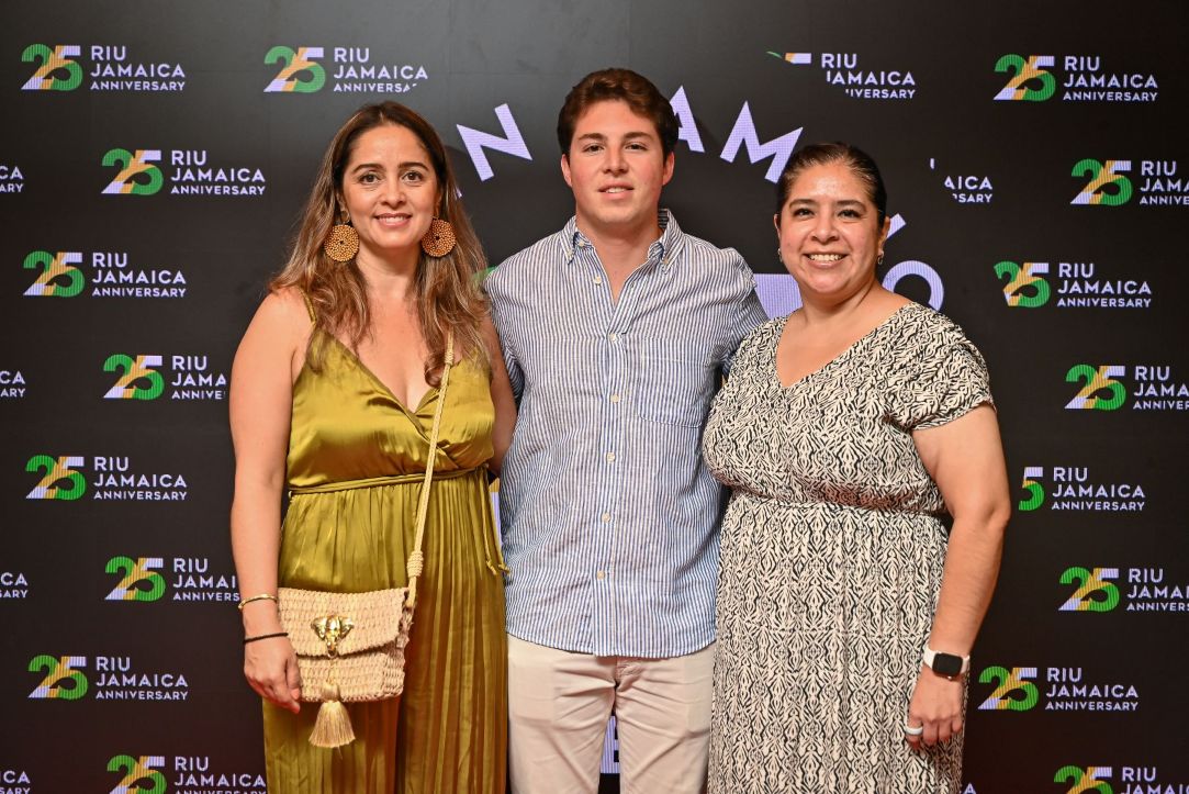 Imagen 11: sesión de fotos en el fotocall del evento del 25 aniversario de RIU de Jamaica.