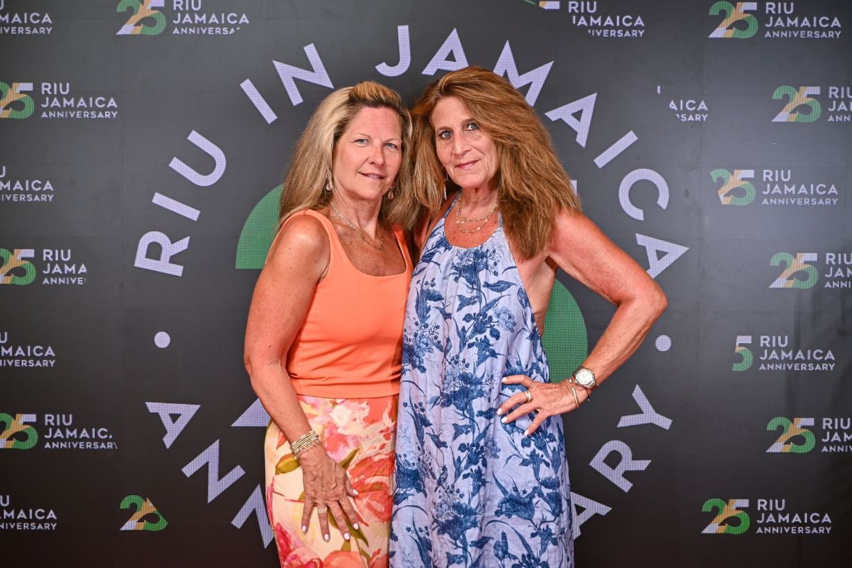 Imagen 12: sesión de fotos en el fotocall del evento del 25 aniversario de RIU de Jamaica.