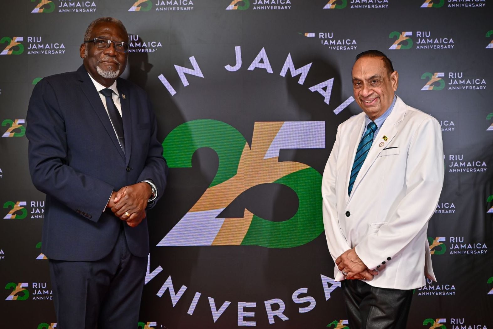 Imagen 15: sesión de fotos en el fotocall del evento del 25 aniversario de RIU de Jamaica.