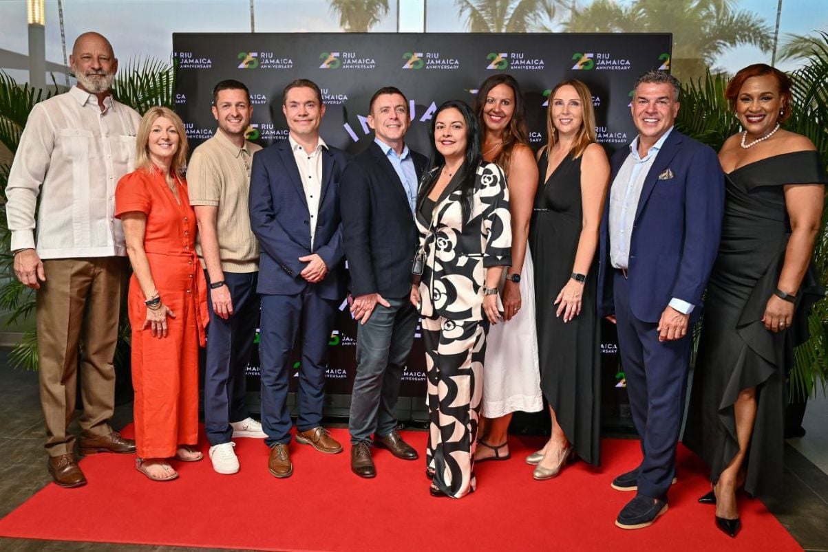 Imagen 17: sesión de fotos en el fotocall del evento del 25 aniversario de RIU de Jamaica.