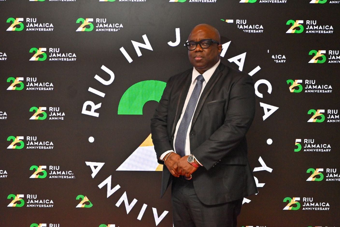 Imagen 1: sesión de fotos en el fotocall del evento del 25 aniversario de RIU de Jamaica.