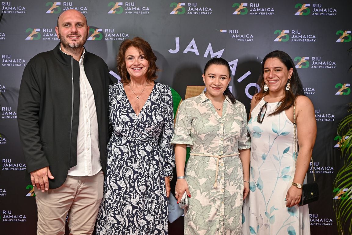 Imagen 21: sesión de fotos en el fotocall del evento del 25 aniversario de RIU de Jamaica.