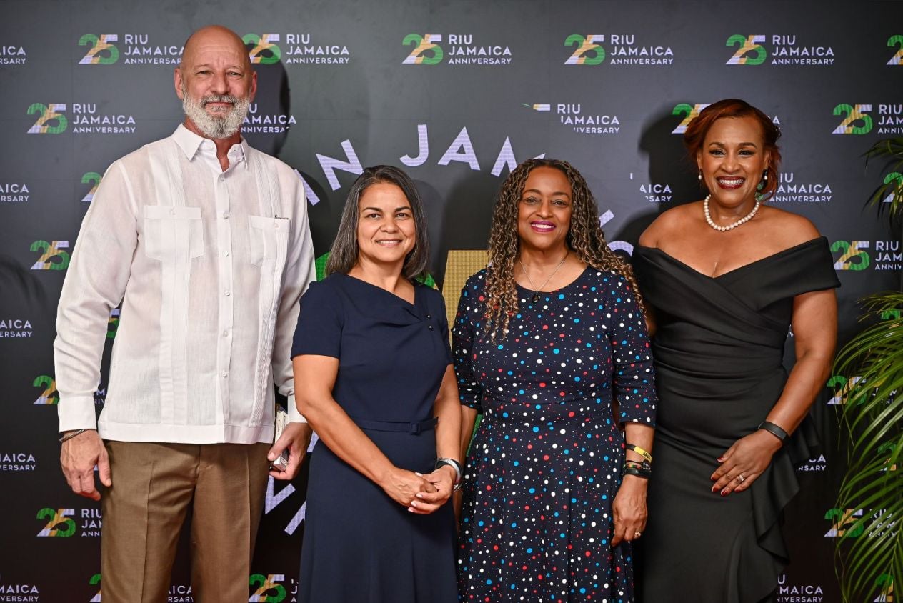Imagen 28: sesión de fotos en el fotocall del evento del 25 aniversario de RIU de Jamaica.