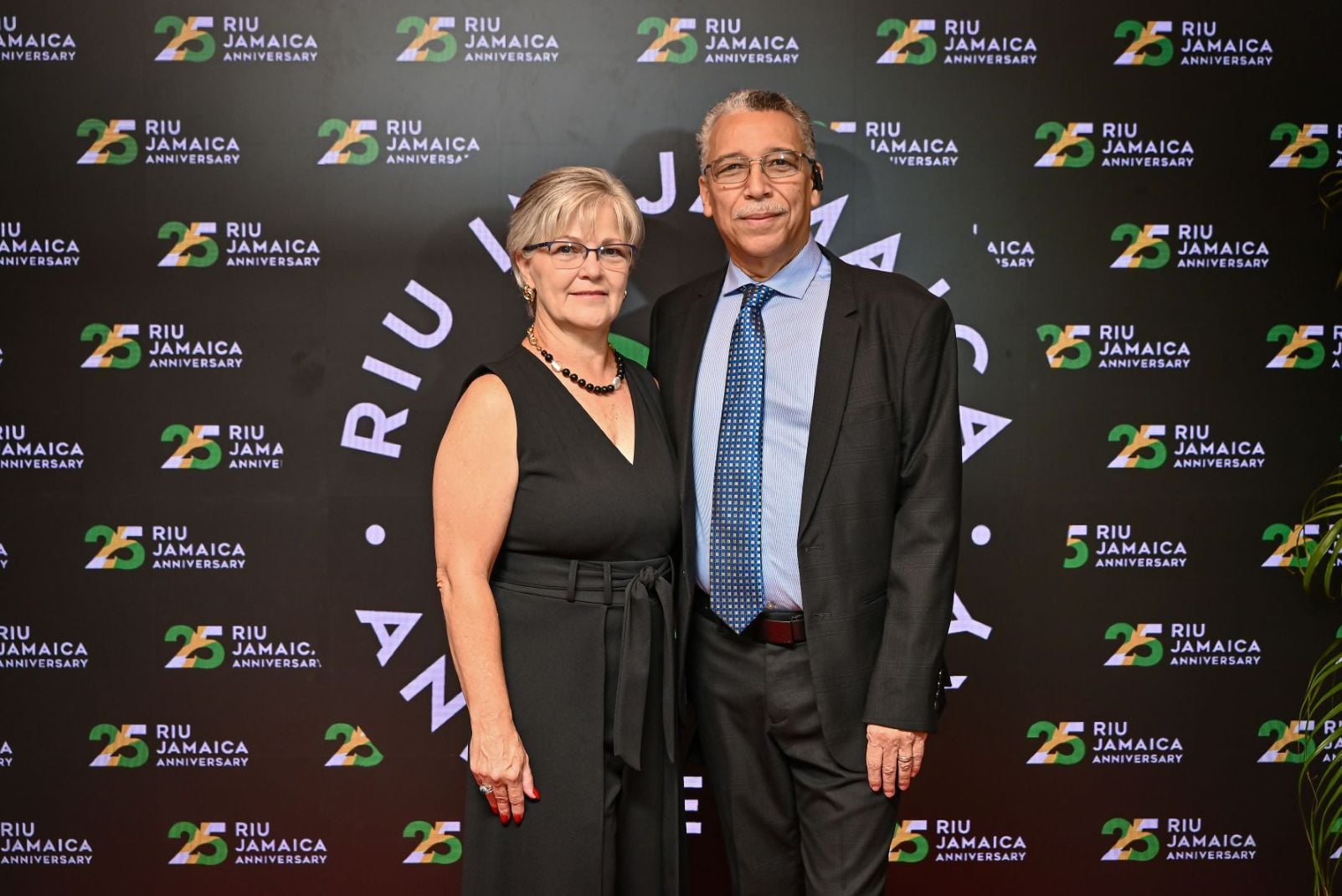 Imagen 3: sesión de fotos en el fotocall del evento del 25 aniversario de RIU de Jamaica.