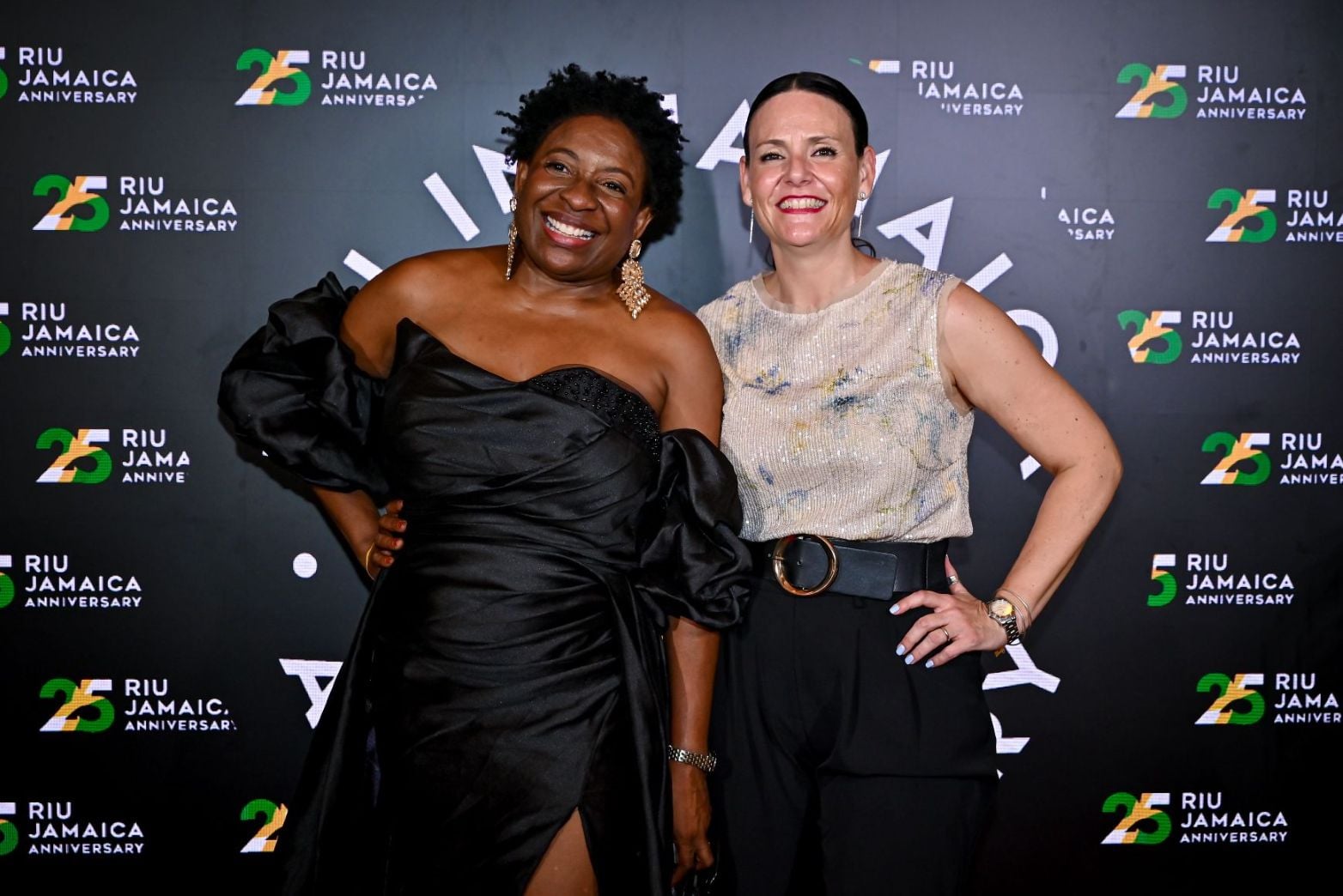 Imagen 38: sesión de fotos en el fotocall del evento del 25 aniversario de RIU de Jamaica.