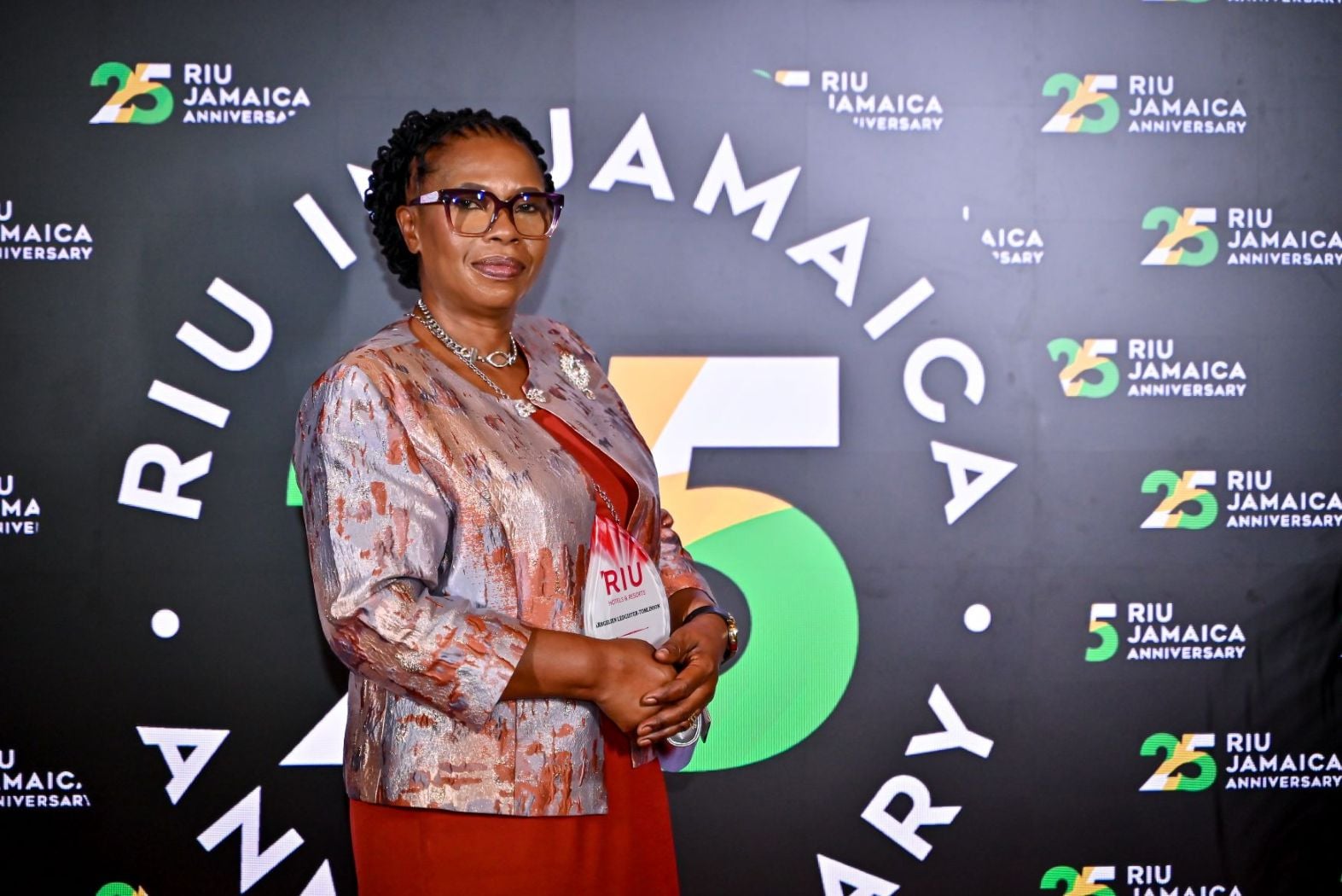 Imagen 43: sesión de fotos en el fotocall del evento del 25 aniversario de RIU de Jamaica.