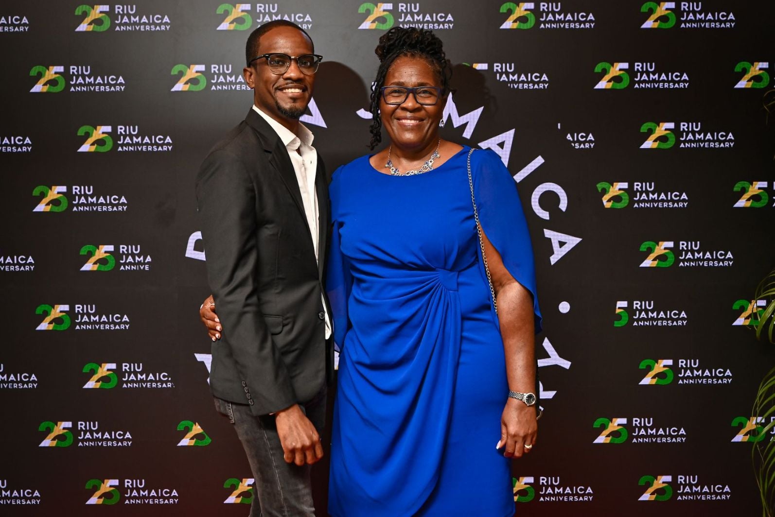 Imagen 5: sesión de fotos en el fotocall del evento del 25 aniversario de RIU de Jamaica.