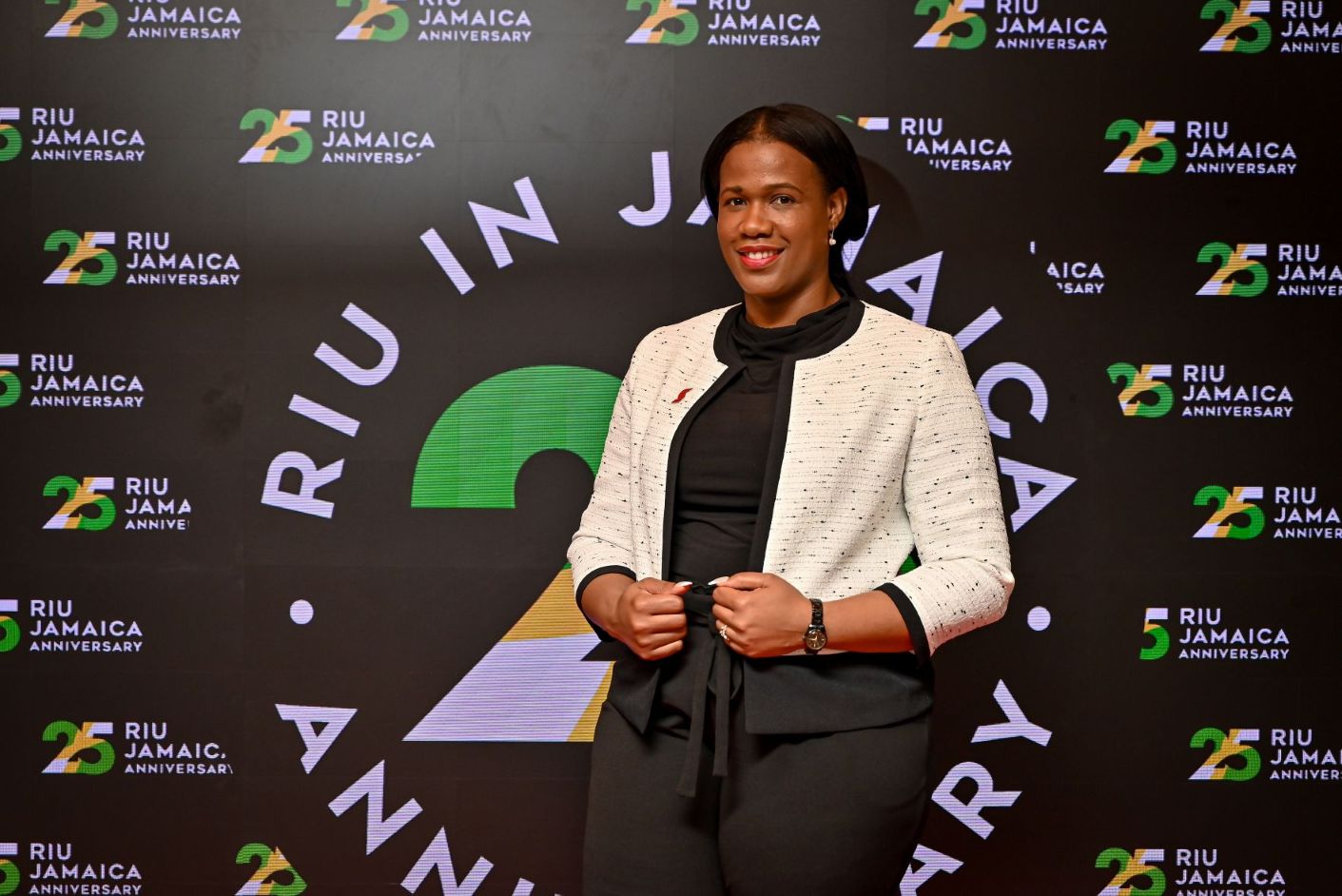 Imagen 6: sesión de fotos en el fotocall del evento del 25 aniversario de RIU de Jamaica.