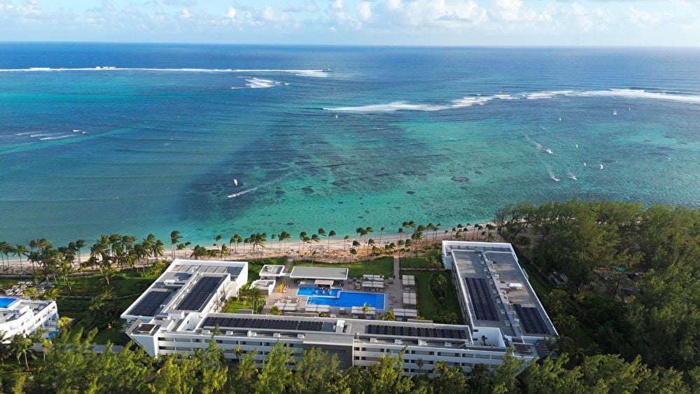 Vista desde el cielo del hotel Riu Palace Mauritius en la que se ven sus placas solares en el tejado