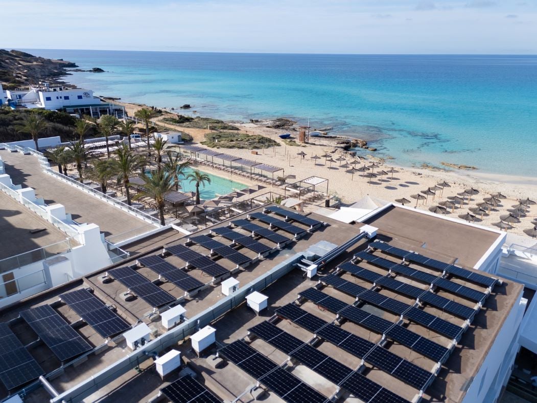 Imagen aérea del hotel Riu Palace La Mola que muestra las placas solares del complejo