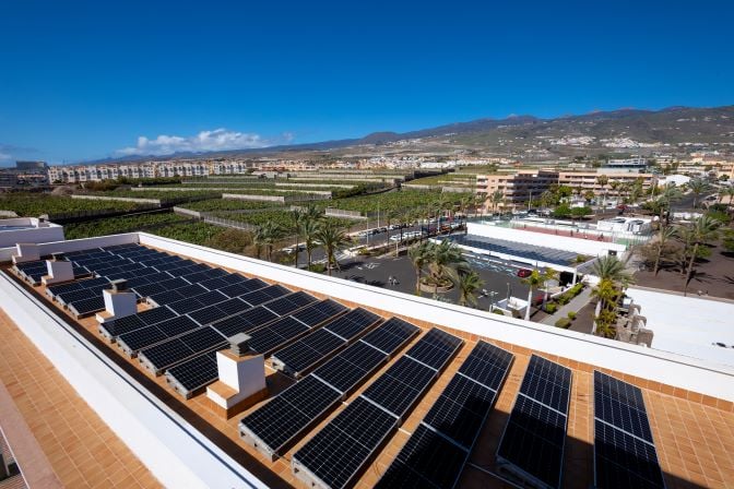 Azotea del hotel Riu Palace Tenerife que muestra sus placas solares