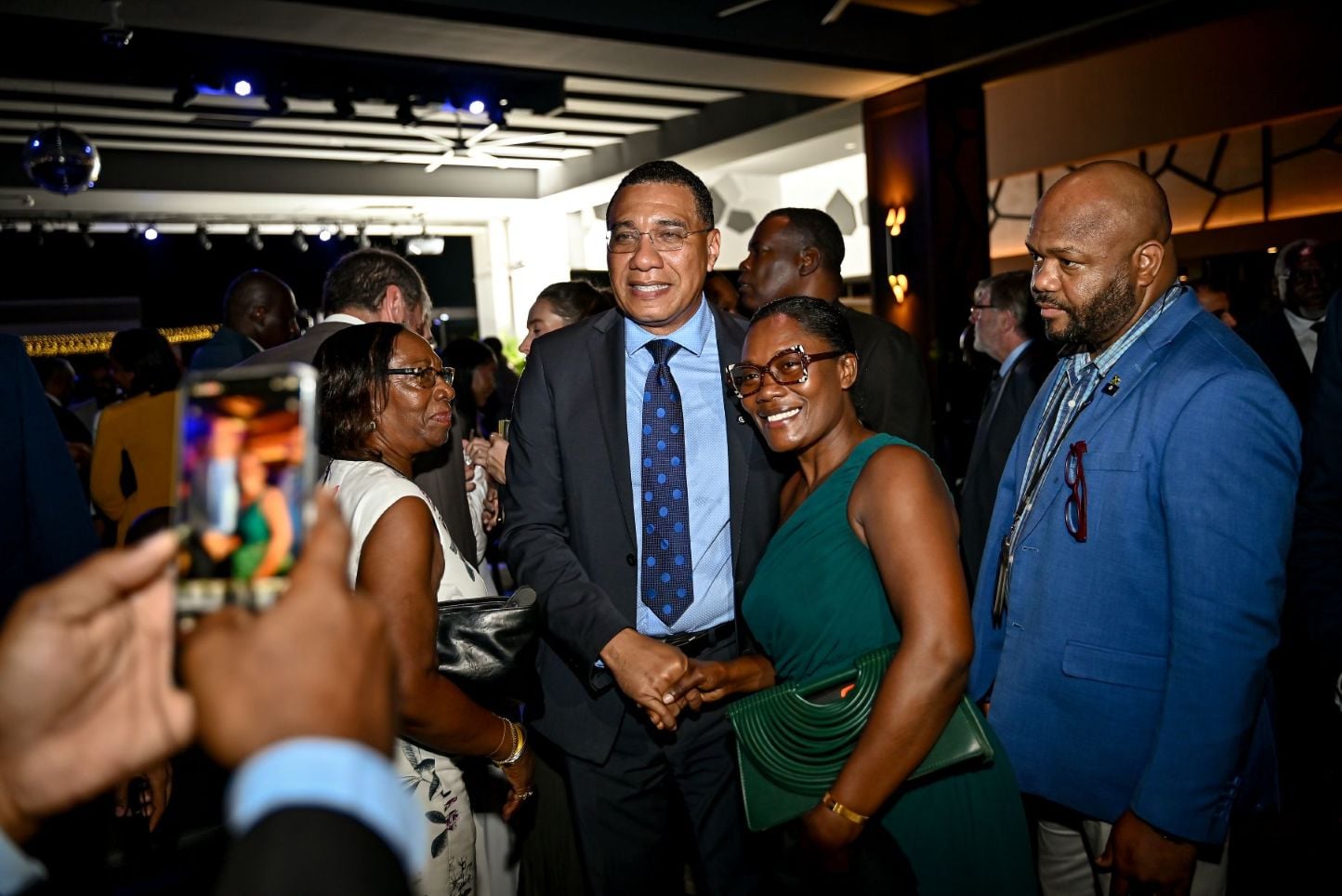 El Primer Ministro de Jamaica saludando a invitados del evento del 25 aniversario de RIU en Jamaica.