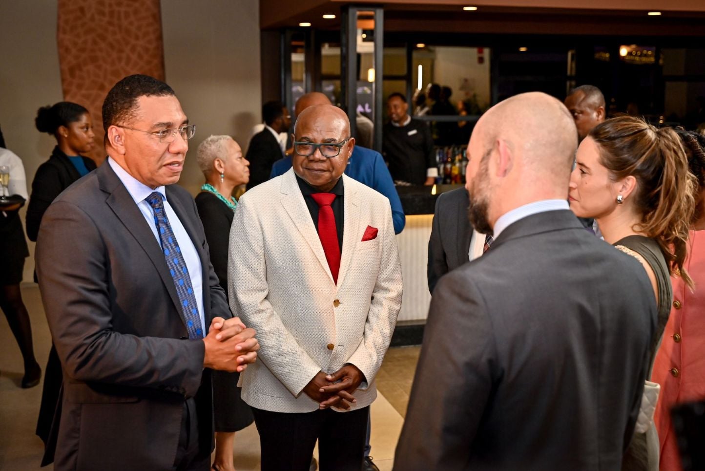 Joan Trian Riu y Naomi Riu recibiendo al Primer Ministro de Jamaica en la gala del 25 aniversario de RIU en Jamaica.