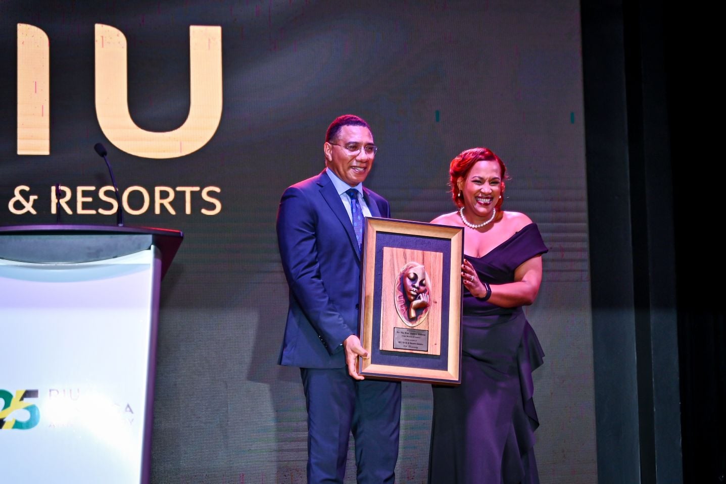 Regalo por parte de RIU al Primer Ministro, Andrew Holness.