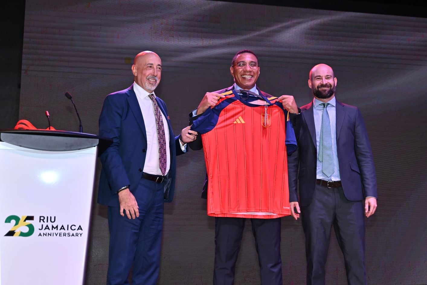 Regalo de parte del Emabajador de España al Primer Ministro, Andrew Holness.
